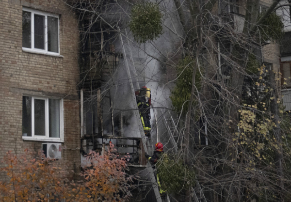 ▲15일(현지시간) 러시아의 미사일 공습으로 우크라이나 수도 키이우의 한 건물에서 화재가 발생했다. 키이우(우크라이나)/AP뉴시스