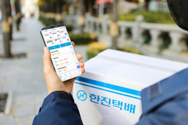 ▲한진택배기사가 신규 전용 앱(App)을 보고 배송을 하고 있다. (사진제공=한진)