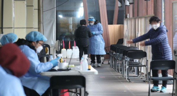 ▲코로나19 신규 확진자가 7만2883명으로 집계된 15일 오후 서울 송파구 보건소 선별진료소에서 시민들이 코로나 검사를 받기 위해 이동하고 있다. (뉴시스)