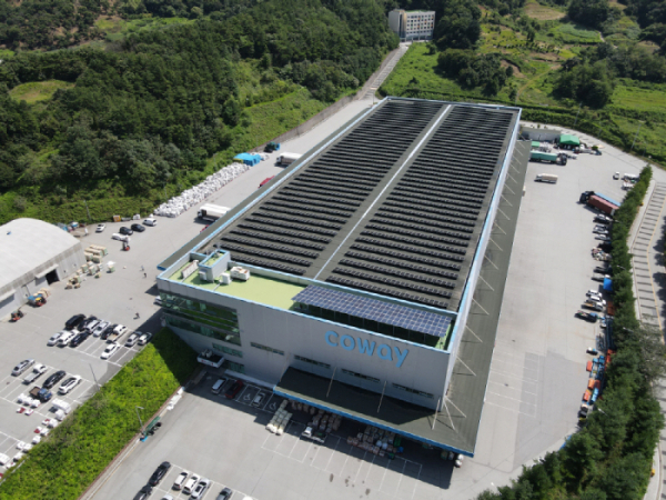 ▲코웨이가 경기도 파주시에 위치한 자회사 아이오베드 건물 옥상에 태양광 발전소를 설치하고 있다.  (사진제공=코웨이)