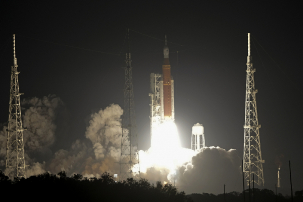 ▲미 항공우주국(NASA)의 '우주발사시스템'(SLS)이 16일(현지시간) 플로리다주 케네디우주센터 39B 발사장에서 이륙하고 있다. 케네디우주센터(미국)/AP뉴시스