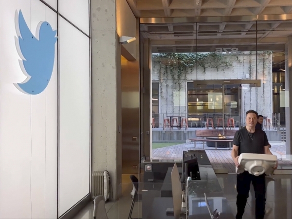▲일론 머스크 테슬라 최고경영자(CEO)가 10월 26일 세면대를 들고 트위터 본사로 들어가고 있다. 샌프란시스코(미국)/AP뉴시스 
