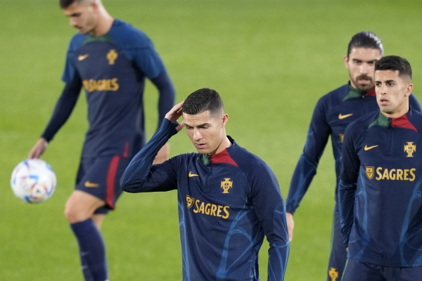 ▲Cristiano Ronaldo, center, scratches his head during a Portugal soccer team training in Oeiras, outside Lisbon, Monday, Nov. 14, 2022. Portugal will play Nigeria Thursday in a friendly match in Lisbon before departing to Qatar on Friday for the World Cup. AP연합뉴스
 (AP연합뉴스)
