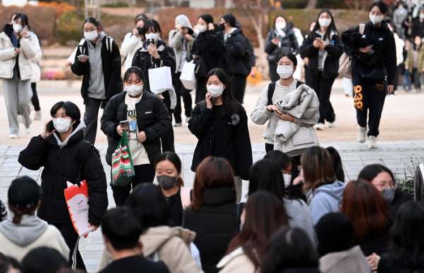 ▲2023학년도 대학수학능력시험일인 17일 서울 종로구 덕성여고에서 시험을 마친 수험생들이 교정을 나서고 있다. 