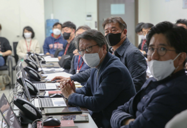 ▲지난 17일 오후 강서구 티웨이항공 본사에서 항공기 사고 상황을 가정한 비상대응훈련(Emergency Response drill)을 정홍근 대표(가운데) 및 임직원들이 참석한 가운데 진행하고 있다. (사진제공=티웨이항공)