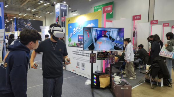 ▲지스타 2022 BIC 쇼케이스 현장에서는 VR 게임 '옥토 레이드'의 시연이 한창이다. (부산=이시온 기자 zion0304@)