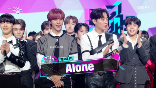 ▲하이라이트 '뮤직뱅크' 1위(사진=KBS 방송화면 캡처)