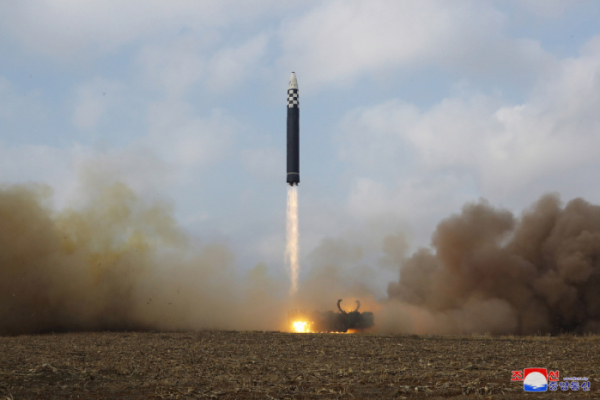 ▲북한이 지난 18일 김정은 국무위원장의 지도 아래 신형의 대륙간탄도미사일 화성-17형을 시험발사했다. (연합뉴스)