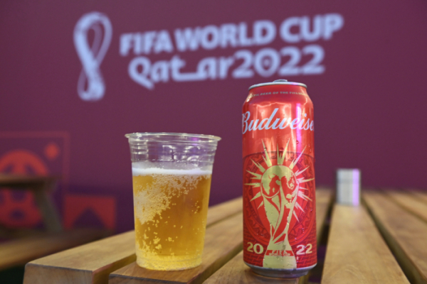 ▲국제축구연맹(FIFA)는 18일(현지시간) 2022 카타르 월드컵 경기장과 주변에서 맥주를 판매하지 않기로 했다고 밝혔다. 사진은 FIFA 공식 후원사인 버드와이저의 맥주. (EPA/연합뉴스)