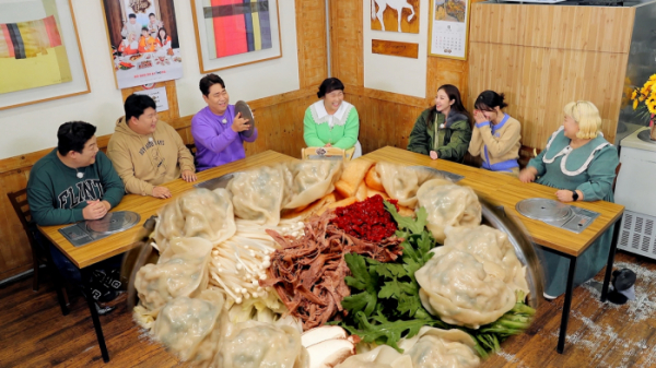 ▲'맛있는 녀석들'X'밥맛없는언니들'(사진 제공 = IHQ)