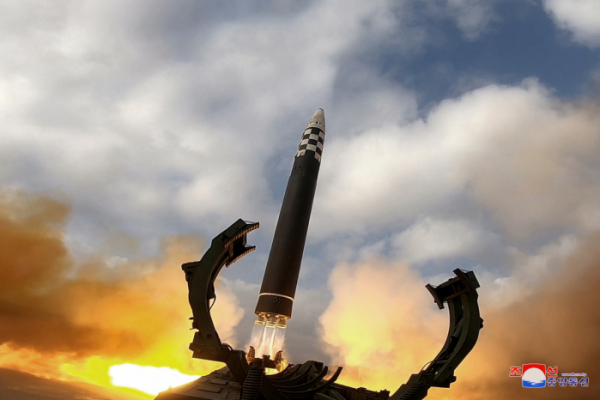 ▲북한이 지난달 18일 김정은 국무위원장의 지도 아래 신형의 대륙간탄도미사일 화성-17형을 시험 발사했다. (연합뉴스)