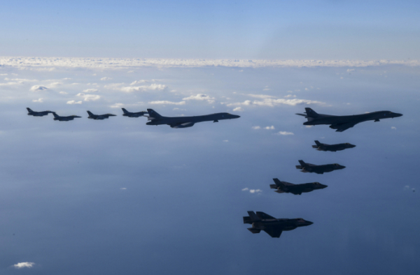 ▲지난 5일 미국의 전략폭격기 B-1B 2대가 한반도 상공에서 한국 F-35A 4대, 미국 F-16 4대와 함께 한미연합공중훈련을 하고 있다. (연합뉴스)