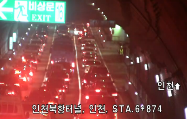 ▲19일 오후 인천 북항터널에서 배수펌프 고장으로 바닷물이 유입되며 차량 정체가 이어지고 있다. (출처=인천김포고속도로 홈페이지 CCTV 캡처)