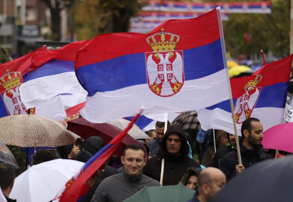 ▲코소보에서 6일 세르비아계 주민들이 세르비아 국기를 들고 시위를 벌이고 있다. 미트로비차(코소보)/AP뉴시스
