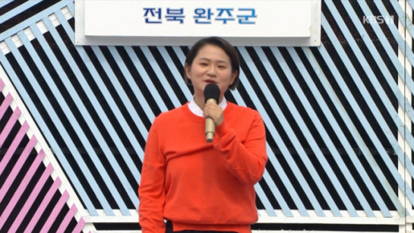 ▲'전국노래자랑' 김신영(사진=KBS1 '전국노래자랑' 방송화면 캡처)