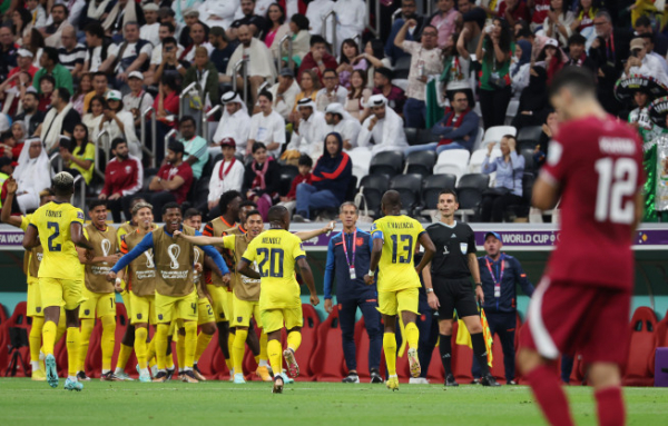 ▲에콰도르 에네르 발렌시아가 첫번째 골에 이어 두번째 골도 성공시킨 뒤 동료들과 기쁨을 나누고 있다.(연합뉴스)