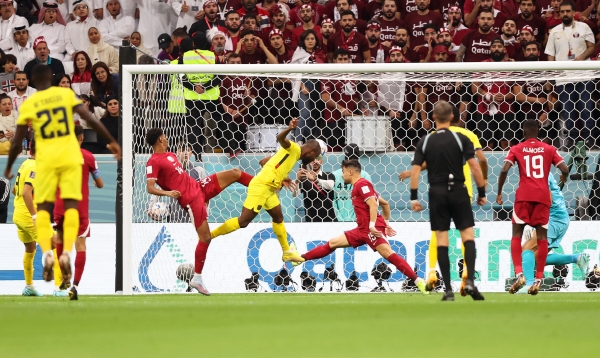 ▲‘2022 카타르 월드컵’ 개막전에서 반자동 오프사이드 시스템이 잡아낸 골 장면.(EPA/연합뉴스)
