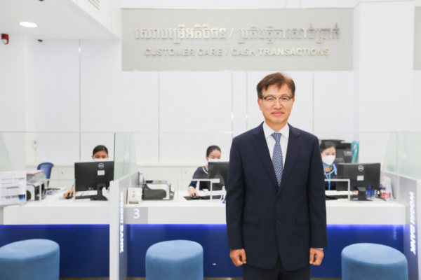 ▲이투데이는 지난달 26일 캄보디아 프놈펜에서 김홍주 우리은행 캄보디아 법인장을 만났다.