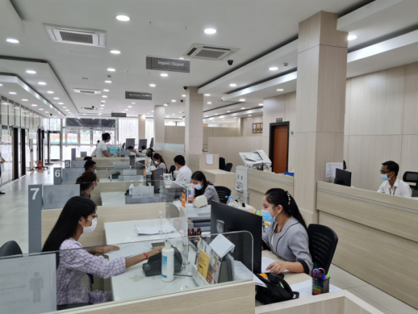 ▲캄보디아 프놈펜에 위치한 KB국민은행 캄보디아 법인 본점 창구.