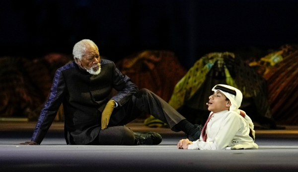 ▲20일(현지 시각) 2022 카타르 월드컵 개막식 꾸민 미국 배우 모건 프리먼(왼쪽)과 가님 알 무프타 (AP뉴시스)
