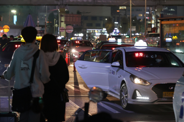 ▲서울 시내 개인택시 부제가 전면 해제된 10일 오후 서울역 택시 승강장에서 승객이 택시를 기다리고 있다. (연합뉴스)