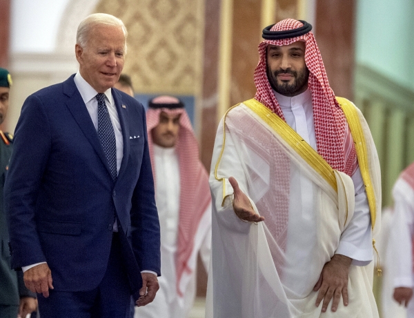 ▲7월 15일 사우디아라비아를 방문한 조 바이든(왼쪽) 미국 대통령이 제다에서 무함마드 빈 살만 왕세자의 영접을 받고 있다. 제다(사우디아라비아)/AP뉴시스
