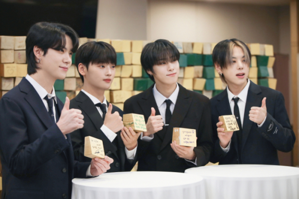 ▲위아이(사진 = 위엔터테인먼트 및 초록우산어린이재단 제공)