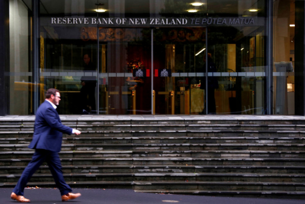 ▲2017년 7월 3일 뉴질랜드 중앙은행(RBNZ) 앞으로 한 사람이 지나가고 있다. 웰링턴(뉴질랜드)/로이터연합뉴스