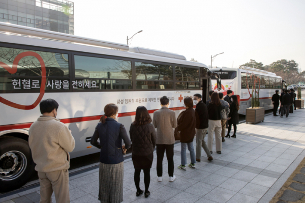 ▲삼성전자 임직원들이 삼성이 기부한 헌혈버스에서 헌혈에 참여하고 있다.  (사진제공=삼성)