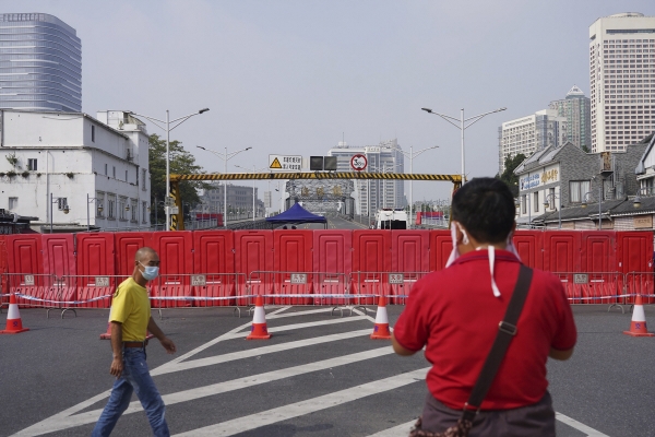 ▲중국 광저우 하이주의 한 도로에 11일 차단벽이 설치돼 있다. 광저우(중국)/AP연합뉴스
