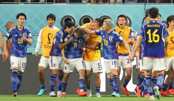 ▲일본의 도안 리츠가 23일 '2022 카타르 월드컵' 조별리그 E조 1차전 독일과의 경기에서 동점골을 성공시킨 뒤 선수들로부터 환호받고 있다. (연합뉴스)