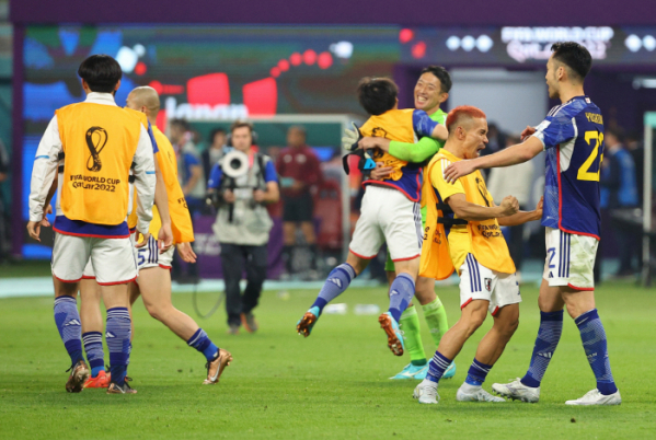 ▲일본 축구대표팀 선수들이 23일 '2022 카타르 월드컵' 조별리그 E조 1차전 독일과의 경기에서 2-1로 승리한 뒤 기쁨을 만끽하고 있다. (연합뉴스)