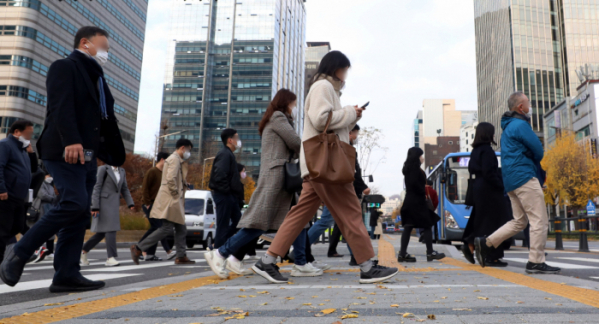 ▲15일 오전 서울 중구 세종대로사거리에서  시민들이 잔뜩 웅크린채 횡단보도를 건너고 있다. (뉴시스)