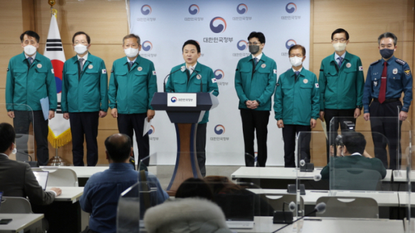 ▲원희룡 국토교통부 장관이 24일 화물연대 집단운송거부에 따른 대국민 담화문을 발표하고 있다. 사진 왼쪽부터 장영진 산업통상자원부 차관, 조승환 해양수산부 장관, 이상민 행정안전부 장관, 한동훈 법무부 장관, 이정식 고용노동부 장관, 방문규 국무조정실장, 윤희근 경찰청장. (연합뉴스)