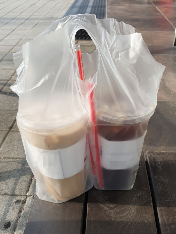 ▲24일 서울 강남역 인근 가성비 커피에서 대용량 커피를 포장 주문하자 플라스틱 빨대를 함께 비닐 봉투에 담아 줬다. 남주현 기자 @jooh