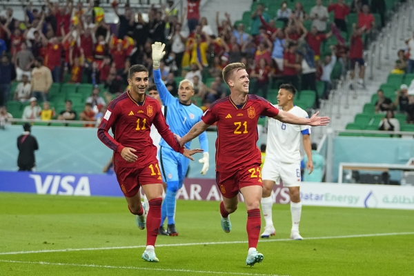 ▲스페인-코스타리카전에서 2골에 성공한 페란 토레스와 첫 골을 터뜨린 다니 올모의 골 세리머니(AP 연합뉴스)
