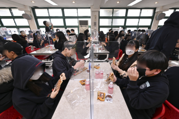 ▲전국학교비정규직연대회의가 임금 차별 해소와 노동 환경 개선을 요구하며 총파업에 돌입한 25일 서울 동작구의 한 중학교에서 대체급식이 실시되고 있다. 사진공동취재단