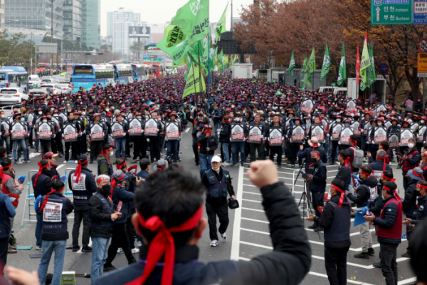 ▲전국민주노동조합총연맹 전국건설노동조합(건설노조)이 22일 서울 여의도공원 앞 대로에서 건설안전특별법 제정과 포괄임금제 폐기를 위한 대규모 집회를 갖고 있다. 신태현 기자 holjjak@