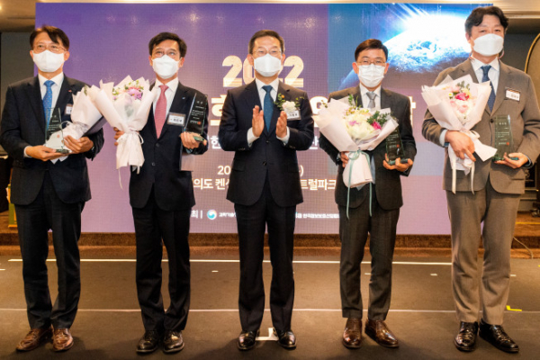 ▲한국주택금융공사는 24일 서울 여의도에서 열린 ‘2022년 정보보호산업인의 밤’ 행사에서 ‘제 21회 정보보호 대상’을 수상했다. 최준우 한국주택금융공사 사장(왼쪽에서 두 번째)이 수상 후 기념촬영을 하고 있다.