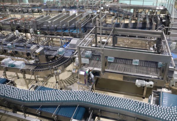 ▲제주에 있는 오리온 ‘제주용암수’ 공장에서 제품들이 생산되고 있다.  (사진제공=오리온)