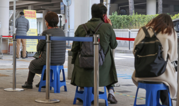 ▲23일 오전 시민들이 서울 마포구 보건소에 마련된 코로나19 선별진료소에서 검사 차례를 기다리고 있다.     (연합뉴스)