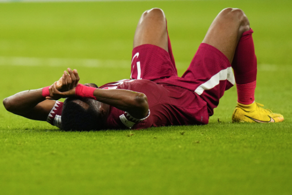 ▲카타르 선수 이스마일 모하마드가 25일 카타르가 세네갈과의 A조 조별리그 2차전에서 패한 뒤 경기장 위에 누워있는 모습. (연합뉴스)