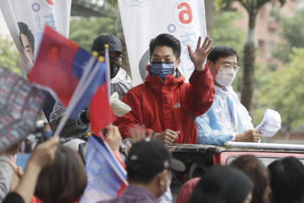 ▲24일(현지시간) 대만 국민당의 장완안(43) 타이베이 시장 후보가 지지자들을 향해 손을 흔들고 있다.  (AP/연합뉴스)