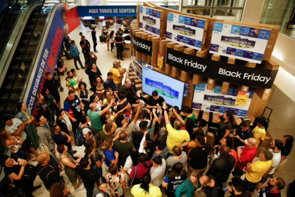 ▲블랙 프라이데이를 맞아 브라질 현지에서 삼성 TV를 구매하기 위해 고객들이 매장을 찾은 모습. (사진제공=삼성전자)