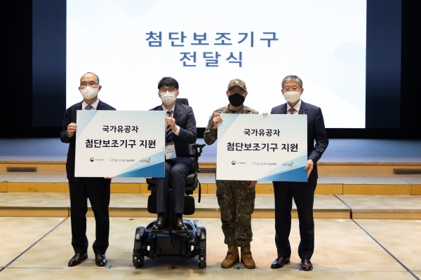 ▲포스코1%나눔재단이 10월 서울 포스코센터에서 국가와 사회를 위해 헌신하다 상이를 입은 분들에게 첨단 보조기구를 전달했다. (사진제공=포스코)