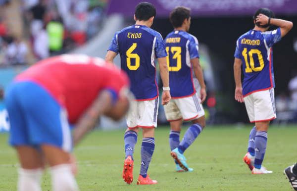 ▲27일(현지시간) 카타르 알라이얀 아흐마드 빈 알리 스타디움에서 열린 2022 카타르 월드컵 조별리그 E조 일본과 코스타리카의 경기에서 0-1로 패한 일본 선수들이 아쉬워하고 있다.  (연합뉴스)