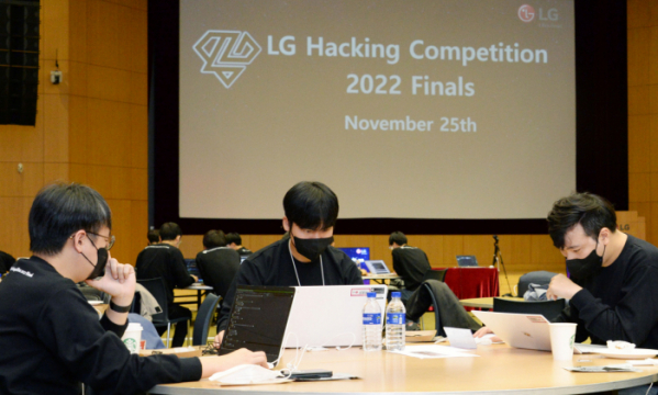 ▲LG전자 임직원들이 모의해킹 대회에서 문제를 풀고 있다.  (제공=LG전자)