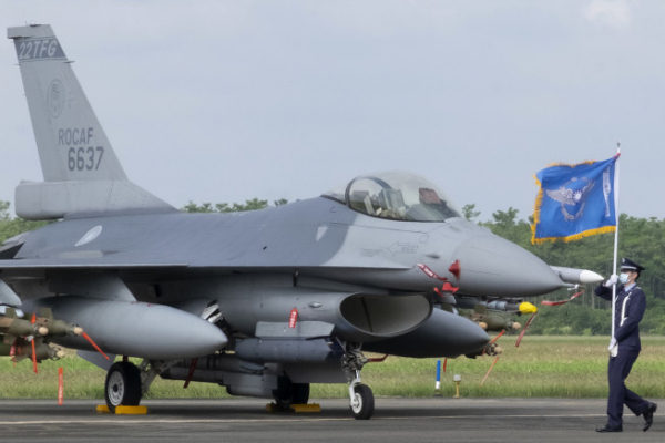 ▲대만 공군 기수가 대만 공군 주력 전투기인 F-16V 옆을 지나고 있다. 자이(대만)/AP뉴시스