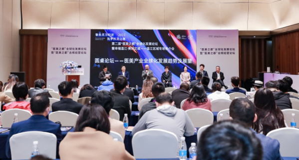 ▲휴젤의 중국 법인 ‘휴젤 상하이 에스테틱스’의 지승욱 법인장(우측 두번째)이 ‘AMWC China 2022’에서 현지 업계 관계자들과 함께 중국 의료ㆍ미용 산업을 주제로 토론에 참여했다.  (사진제공=휴)