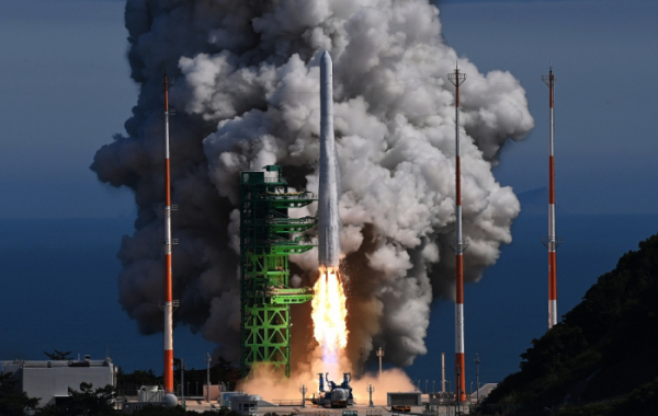 ▲순수 국내 기술로 설계 및 제작된 한국형 발사체 누리호(KSLV-Ⅱ)가 21일 전남 고흥군 나로우주센터 발사대에서 화염을 내뿜으며 우주로 날아오르고 있다. (이투데이DB)